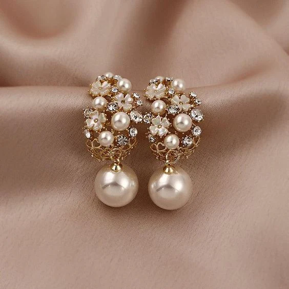 Elegant flower and pearl earrings